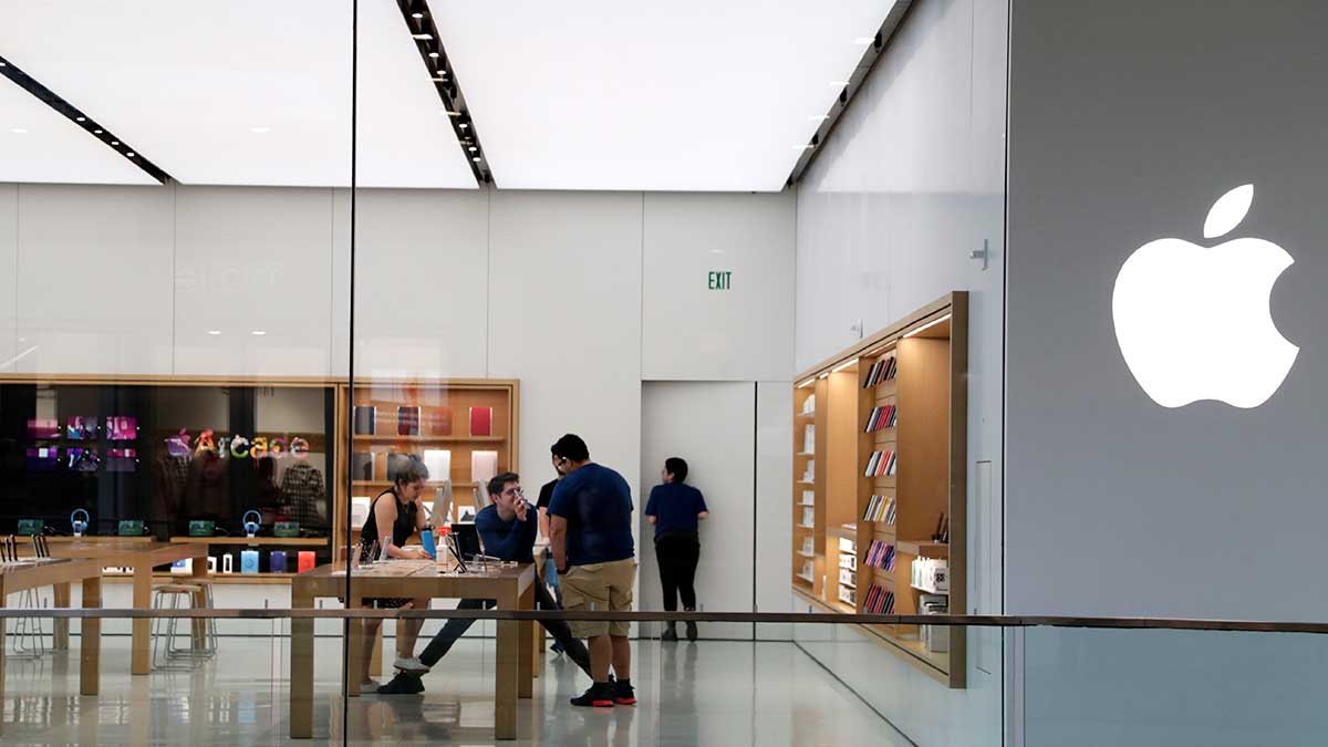 Apple re-closes some stores, raising economic concerns